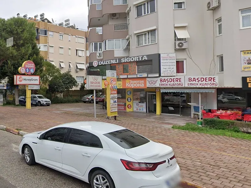Düzenli Sigorta tabelasıyla Konyaaltı şubesinin cadde cephesi